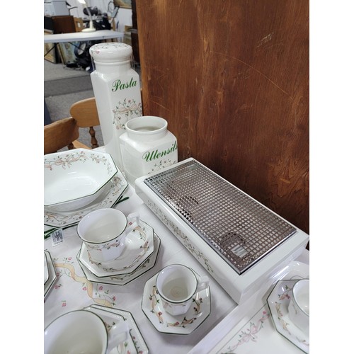 103 - Very large and comprehensive Eternal Beau Johnson brothers, dinner set, tea set, and coffee set, a t... 