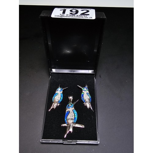 192 - A stunning unused matching jewellery set to include a pendant and drop earrings all in kingfisher fo... 