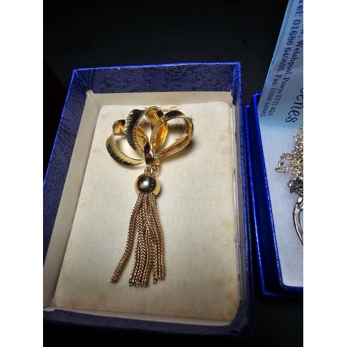 193 - A quantity of 3 individually boxed costume jewellery items to include a matching gold plated necklac... 