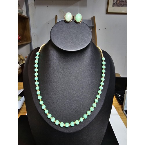 202 - A good quality vintage sterling silver jewellery set which includes a pretty aventurine beads and fa... 