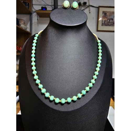 202 - A good quality vintage sterling silver jewellery set which includes a pretty aventurine beads and fa... 