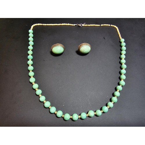 202 - A good quality vintage sterling silver jewellery set which includes a pretty aventurine beads and fa... 