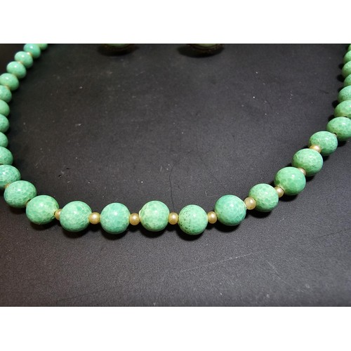 202 - A good quality vintage sterling silver jewellery set which includes a pretty aventurine beads and fa... 