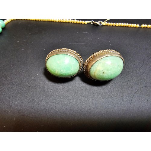 202 - A good quality vintage sterling silver jewellery set which includes a pretty aventurine beads and fa... 