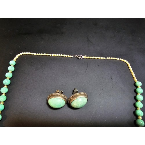 202 - A good quality vintage sterling silver jewellery set which includes a pretty aventurine beads and fa... 