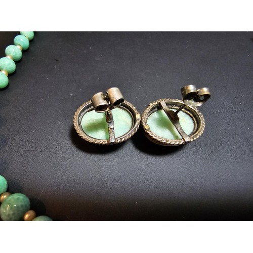 202 - A good quality vintage sterling silver jewellery set which includes a pretty aventurine beads and fa... 