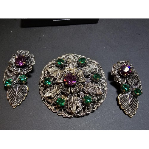 204 - A very pretty matching costume jewellery set featuring a brooch and matching clip on earrings with a... 