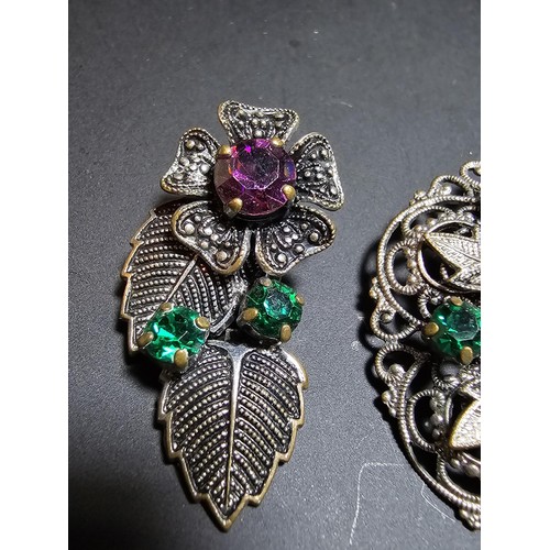 204 - A very pretty matching costume jewellery set featuring a brooch and matching clip on earrings with a... 