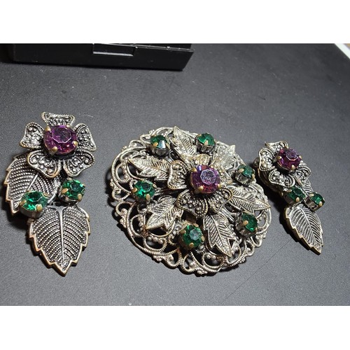 204 - A very pretty matching costume jewellery set featuring a brooch and matching clip on earrings with a... 