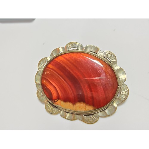 205 - 2x stunning Scottish vintage brooches both inset with large oval banded agate stones featuring a bea... 