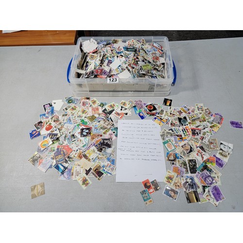 123 - Large quantity of loose British commemorative stamps collected over many years, most are used with a... 