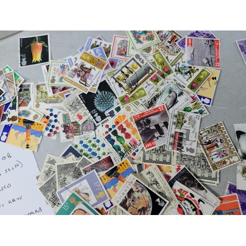 123 - Large quantity of loose British commemorative stamps collected over many years, most are used with a... 