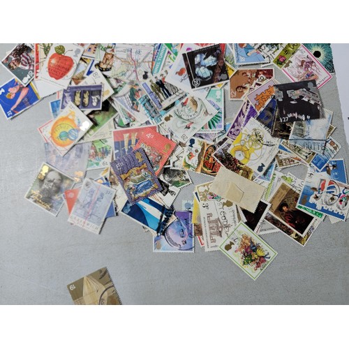 123 - Large quantity of loose British commemorative stamps collected over many years, most are used with a... 