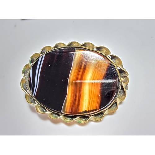 208 - 2x stunning vintage Scottish banded agate jewellery items to include a brooch inset with a large ova... 