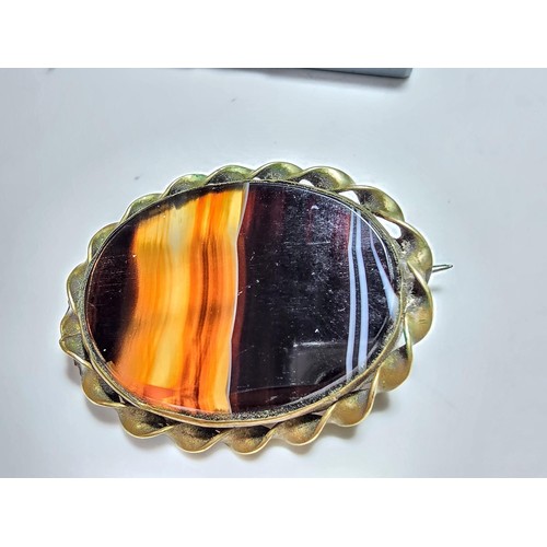 208 - 2x stunning vintage Scottish banded agate jewellery items to include a brooch inset with a large ova... 