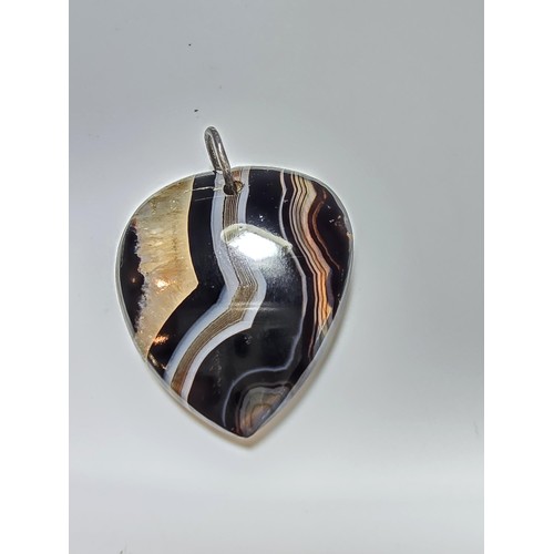 208 - 2x stunning vintage Scottish banded agate jewellery items to include a brooch inset with a large ova... 