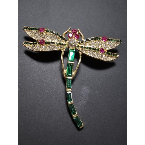 228 - A suite of good quality ornate jewelled brooches which includes 4 butterfly brooches, a stunning dra... 