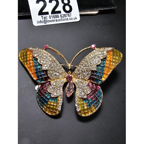 228 - A suite of good quality ornate jewelled brooches which includes 4 butterfly brooches, a stunning dra... 