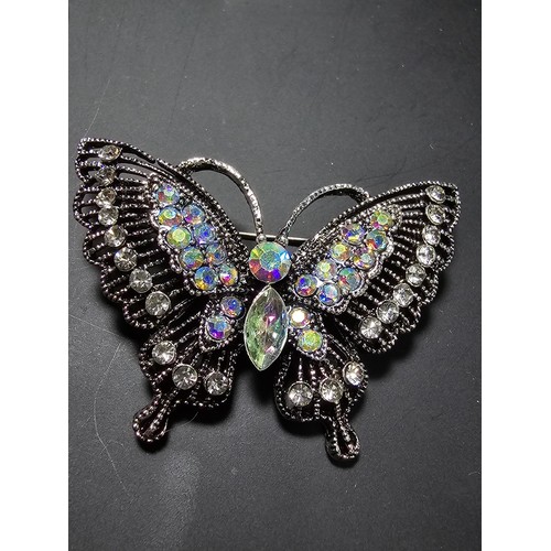 228 - A suite of good quality ornate jewelled brooches which includes 4 butterfly brooches, a stunning dra... 