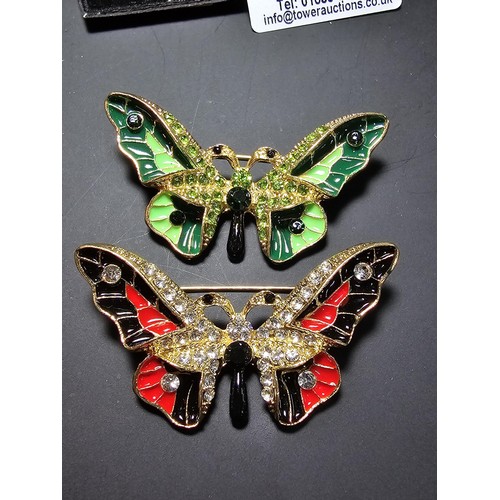 228 - A suite of good quality ornate jewelled brooches which includes 4 butterfly brooches, a stunning dra... 