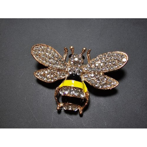 228 - A suite of good quality ornate jewelled brooches which includes 4 butterfly brooches, a stunning dra... 