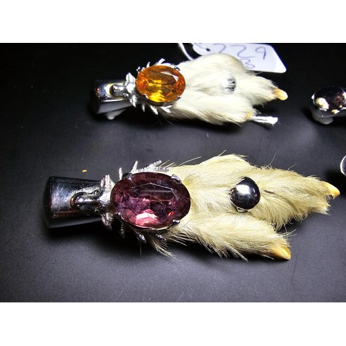 229B - A collection of 4x Scottish genuine grouse foot brooches all of a similar design featuring a stags h... 