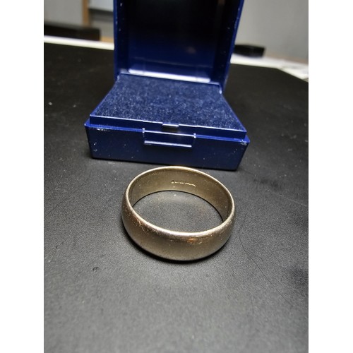 261 - A good hallmarked gents 9ct white gold plain wedding band ring with a thick band, in excellent clean... 