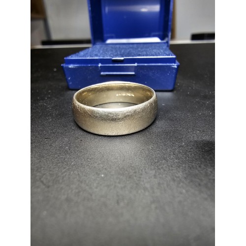 261 - A good hallmarked gents 9ct white gold plain wedding band ring with a thick band, in excellent clean... 