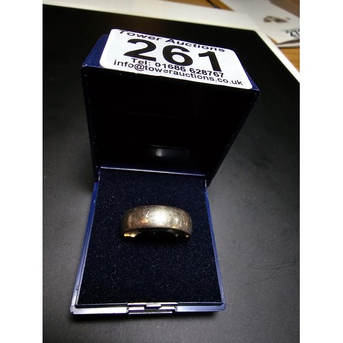 261 - A good hallmarked gents 9ct white gold plain wedding band ring with a thick band, in excellent clean... 