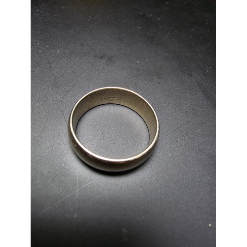 261 - A good hallmarked gents 9ct white gold plain wedding band ring with a thick band, in excellent clean... 