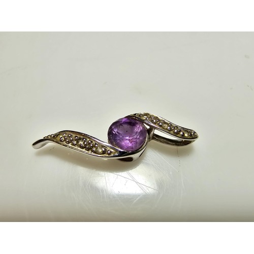 261A - A 9ct white gold pretty pendant inset with a faceted amethyst gemstone and 6 small diamonds, in exce... 