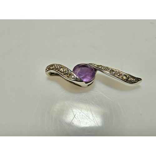 261A - A 9ct white gold pretty pendant inset with a faceted amethyst gemstone and 6 small diamonds, in exce... 