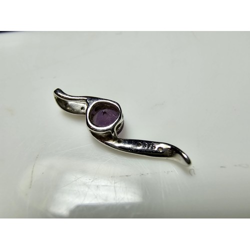 261A - A 9ct white gold pretty pendant inset with a faceted amethyst gemstone and 6 small diamonds, in exce... 