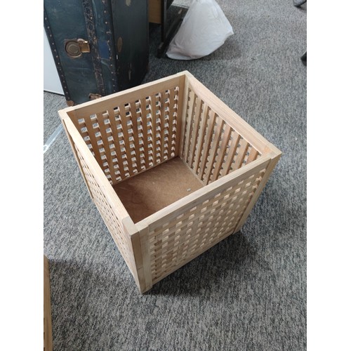 463 - Good quality beech lattice storage box in overall good condition, 50cm high, 50cm square