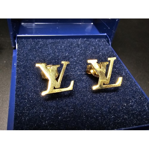 216 - A pair of 18ct yellow gold stud earrings in the style of a designer brand, in excellent clean condit... 