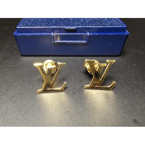 216 - A pair of 18ct yellow gold stud earrings in the style of a designer brand, in excellent clean condit... 