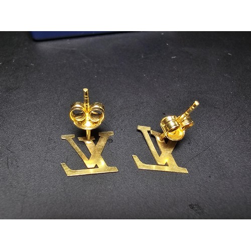 216 - A pair of 18ct yellow gold stud earrings in the style of a designer brand, in excellent clean condit... 