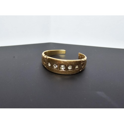 220A - An antique Victorian 18ct yellow gold 5 stone diamond ring, the ring has a split to the band so woul... 