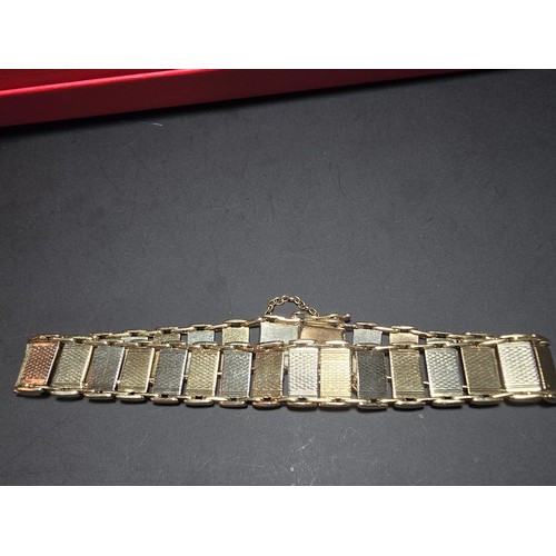 211 - A 9ct tri-colour panel bracelet featuring rose gold, white gold and yellow gold panels, displays ver... 