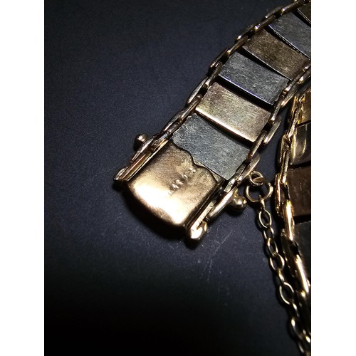 211 - A 9ct tri-colour panel bracelet featuring rose gold, white gold and yellow gold panels, displays ver... 