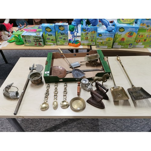 37 - A quantity of various collectable vintage collectable metal items, brassware, etc. To include reprod... 