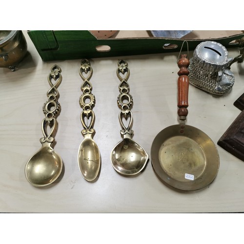 37 - A quantity of various collectable vintage collectable metal items, brassware, etc. To include reprod... 