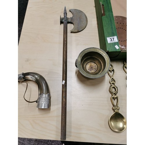 37 - A quantity of various collectable vintage collectable metal items, brassware, etc. To include reprod... 