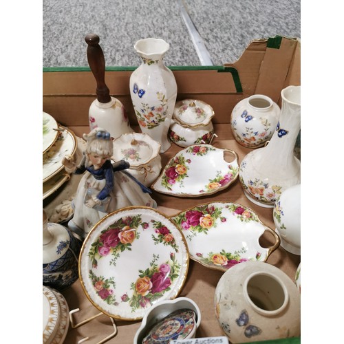 44 - Large qty of various collectable china and ceramic items to include large cabbage leaf formed bowl, ... 