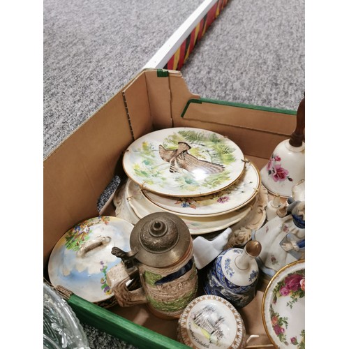 44 - Large qty of various collectable china and ceramic items to include large cabbage leaf formed bowl, ... 