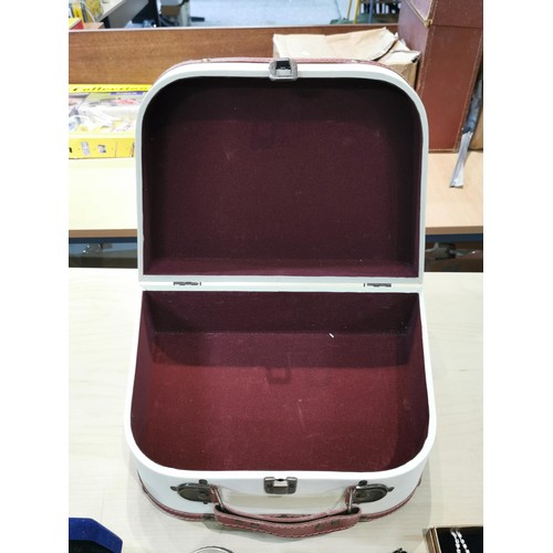 52 - Very Diva vanity case along with selection of good quality costume jewellery.