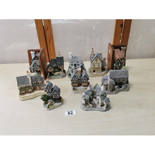 62 - Qty 10x David Winter Cottages which includes pair of bookends. All appear to be in good condition ho... 