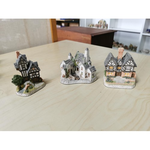 62 - Qty 10x David Winter Cottages which includes pair of bookends. All appear to be in good condition ho... 