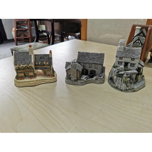 62 - Qty 10x David Winter Cottages which includes pair of bookends. All appear to be in good condition ho... 