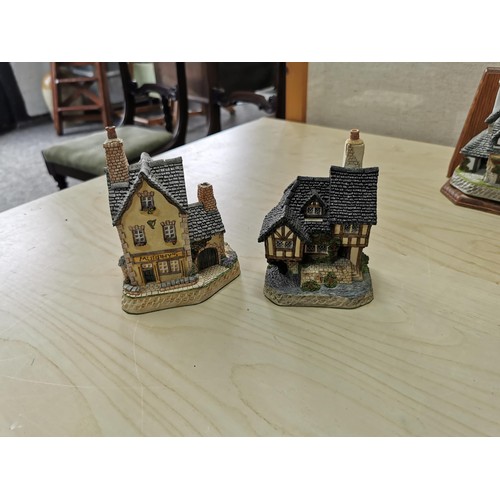 62 - Qty 10x David Winter Cottages which includes pair of bookends. All appear to be in good condition ho... 